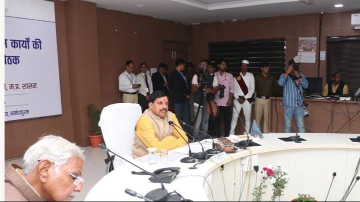 कलेक्टर्स एक सप्ताह में करें जनप्रतिनिधियों के साथ त्रैमासिक बैठक - मुख्यमंत्री डॉ. यादव